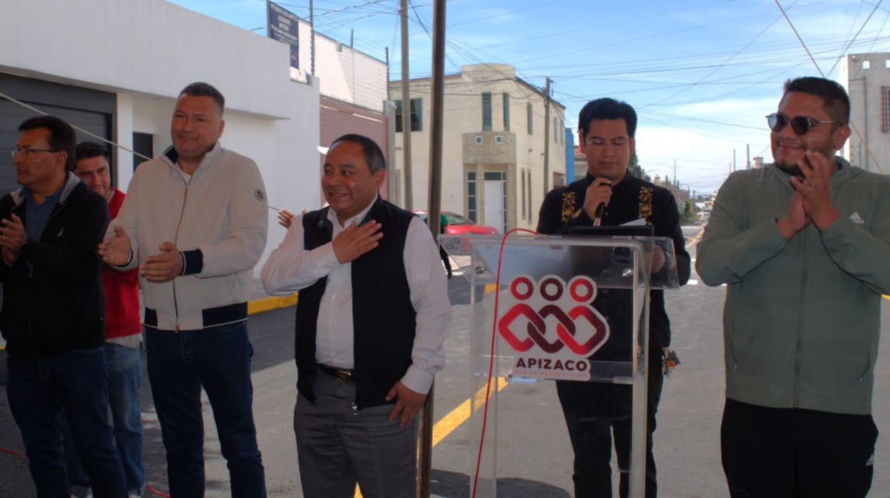 Javier Rivera entrega calle pavimentada en Santa Anita Huiloac con una inversión de 1.6 mdp