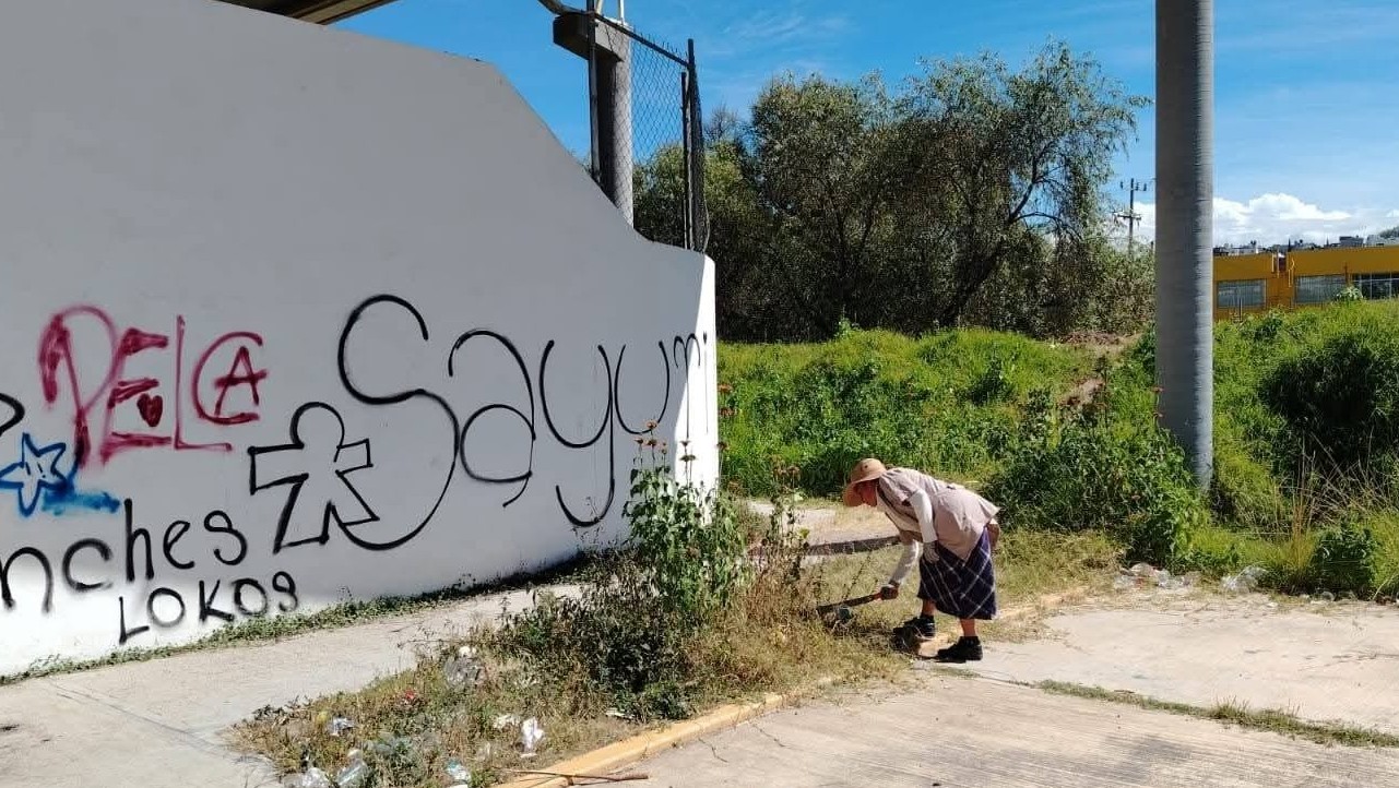 La brigada de Servicios Públicos realiza jornada de limpieza en la Unidad Deportiva de San Juan Totolac