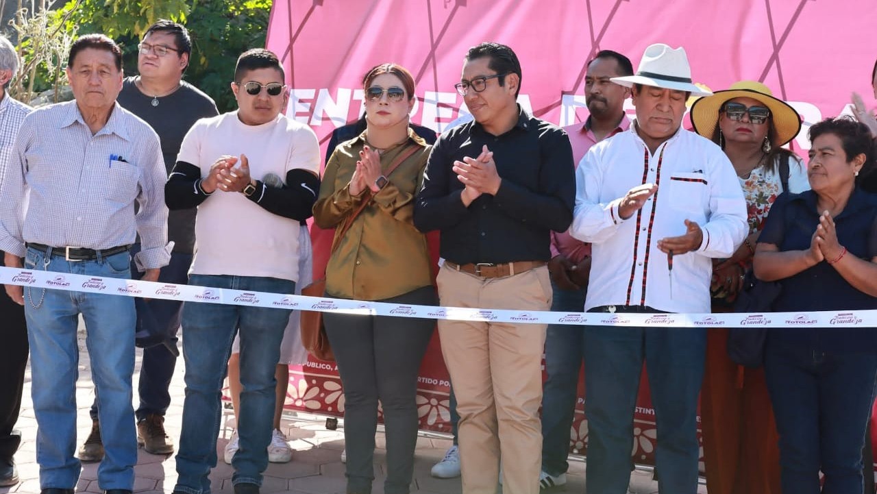Benjamín Atonal sigue haciendo historia; entrega pavimentación de calle Manantiales