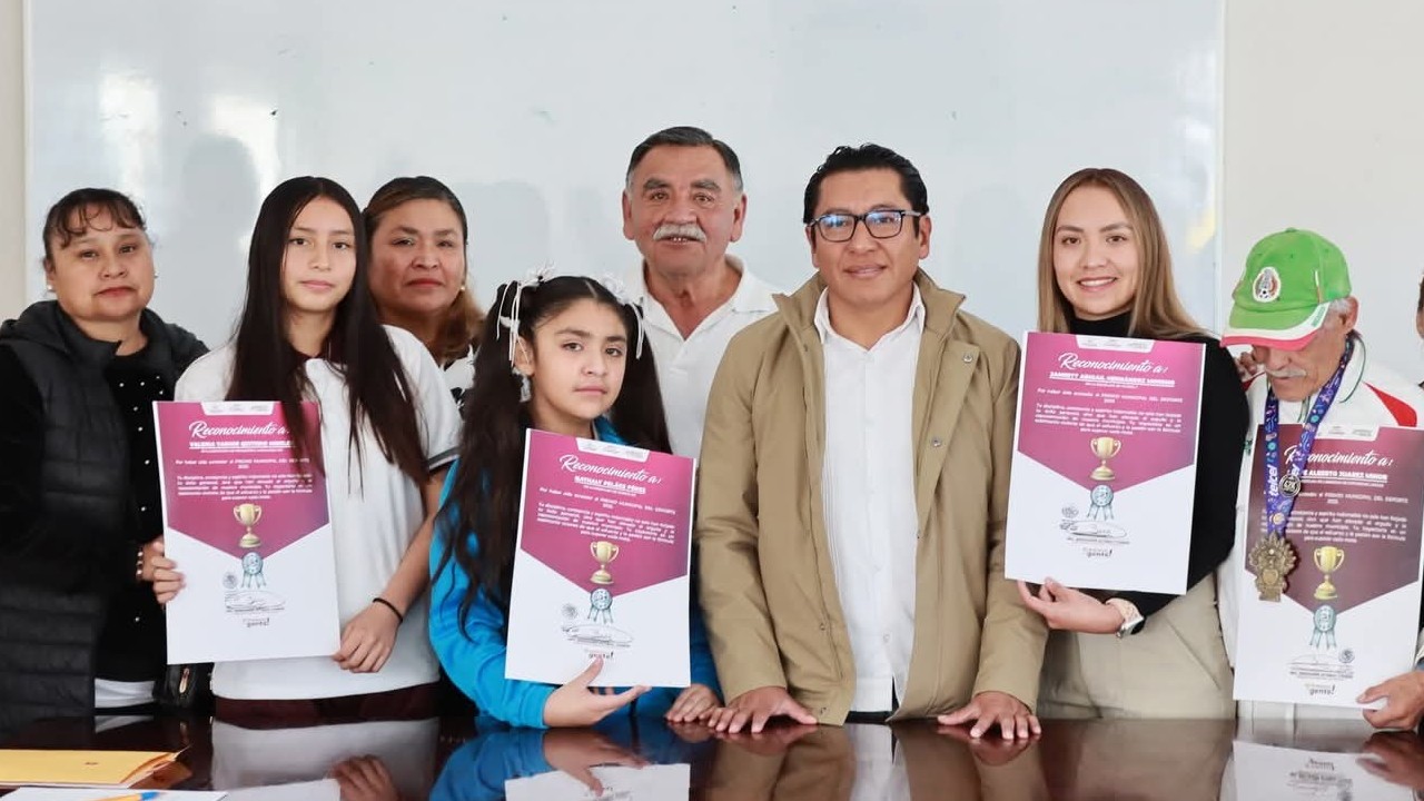 Benjamín Atonal reconoce a deportistas destacados del municipio