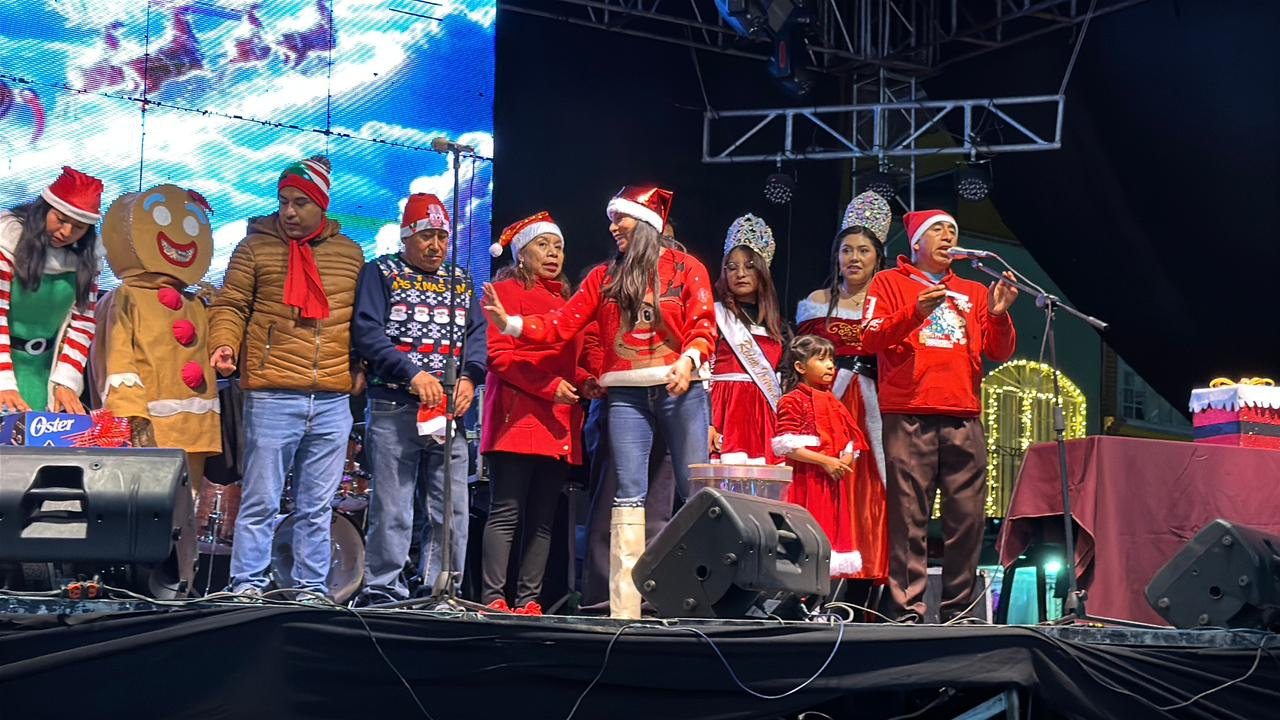 Ixtenco celebra con éxito el Encendido del Árbol Navideño, desfile y la gran rifa para usuarios cumplidos en el pago de agua potable y predial