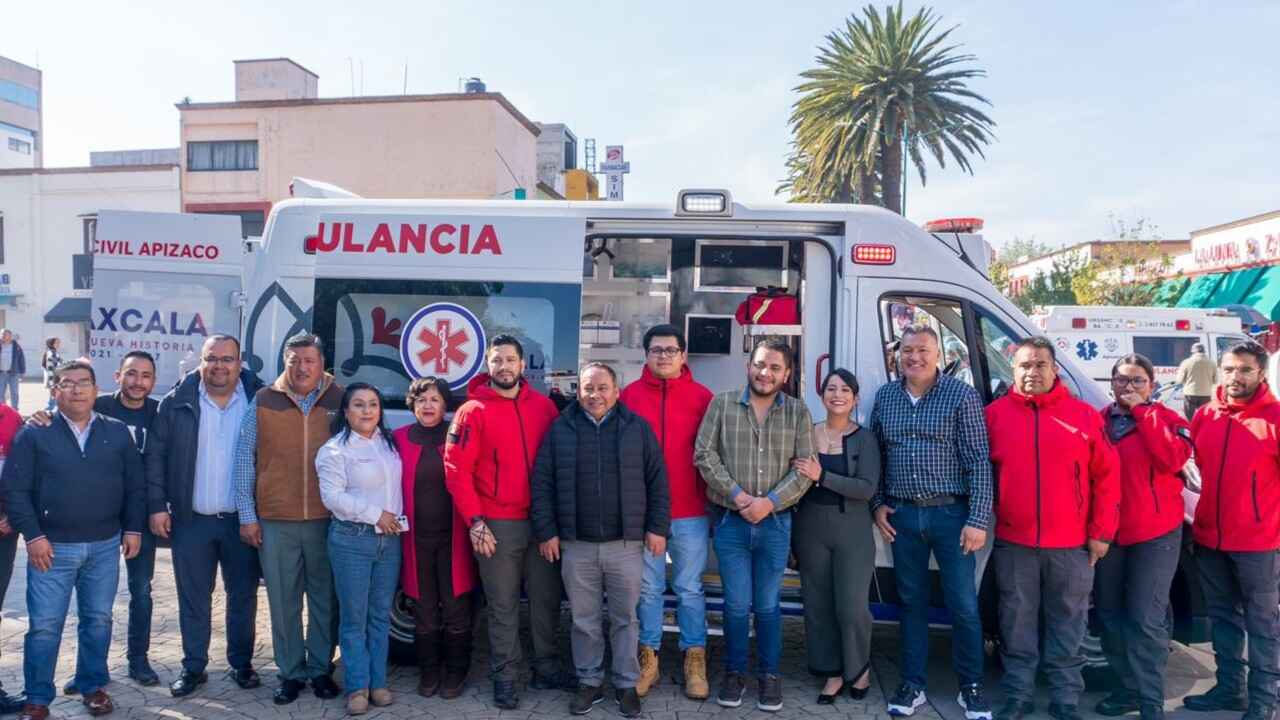 Javier Rivera entrega nueva ambulancia a protección civil municipal