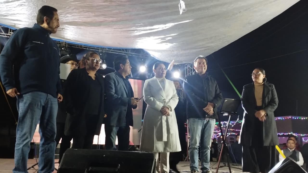 Ana Lilia Rivera participa como madrina en el encendido del árbol navideño en San Pedro Tlalcuapan