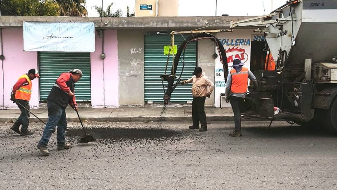 Mejora Ayuntamiento de Tlaxcala vialidades en Atlahapa con acciones de bacheo