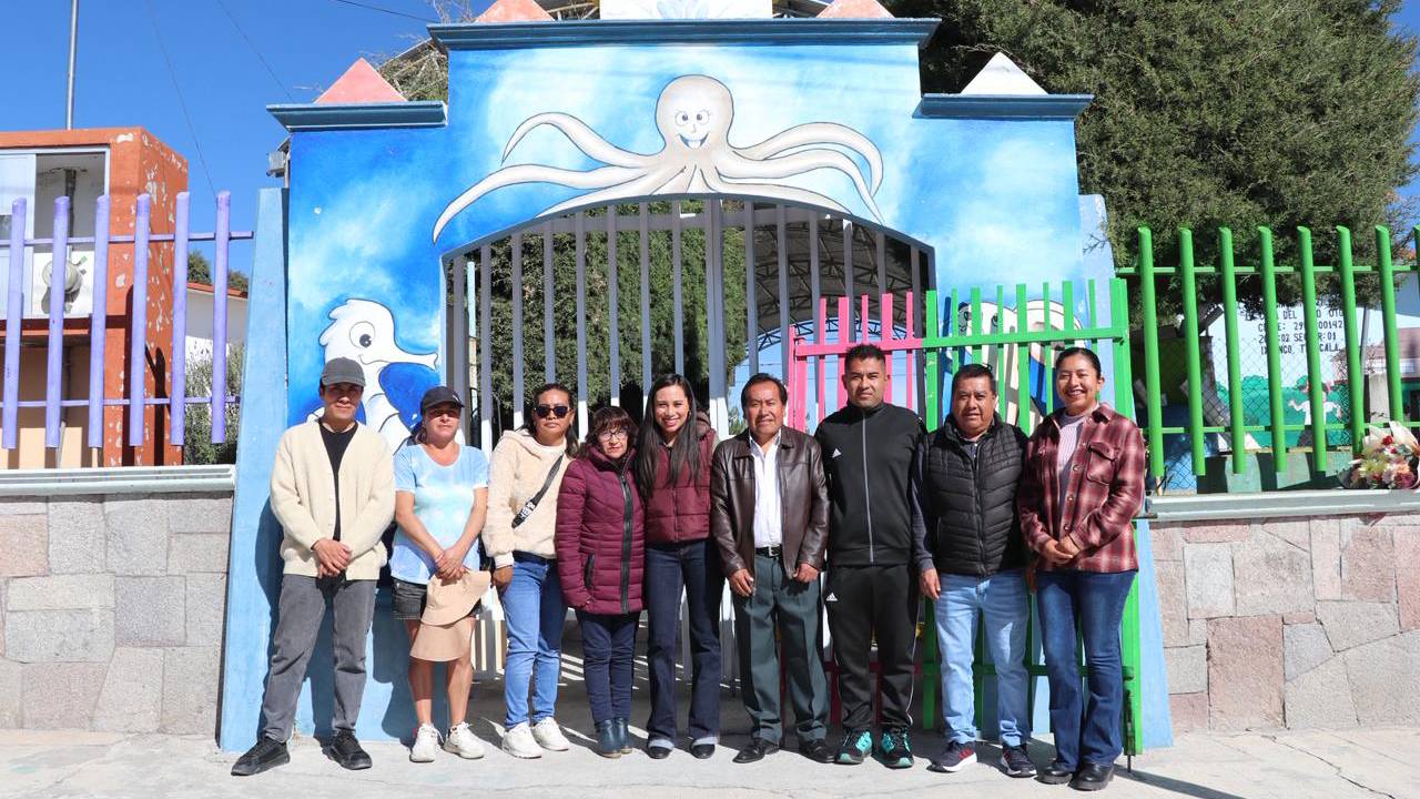 Refuerza Gobierno Municipal de Ixtenco la seguridad en preescolar indígena con la entrega e instalación de un nuevo zaguán