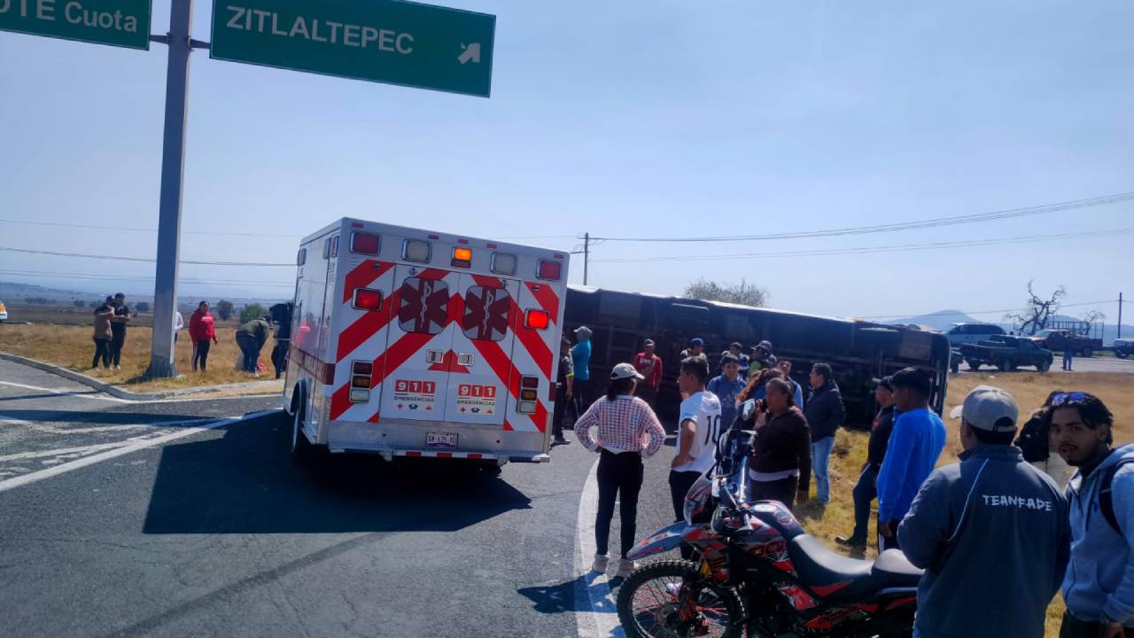 Brinda Gobierno Municipal de Ixtenco atención inmediata ante accidente vial en carretera Ixtenco–Zitlaltepec
