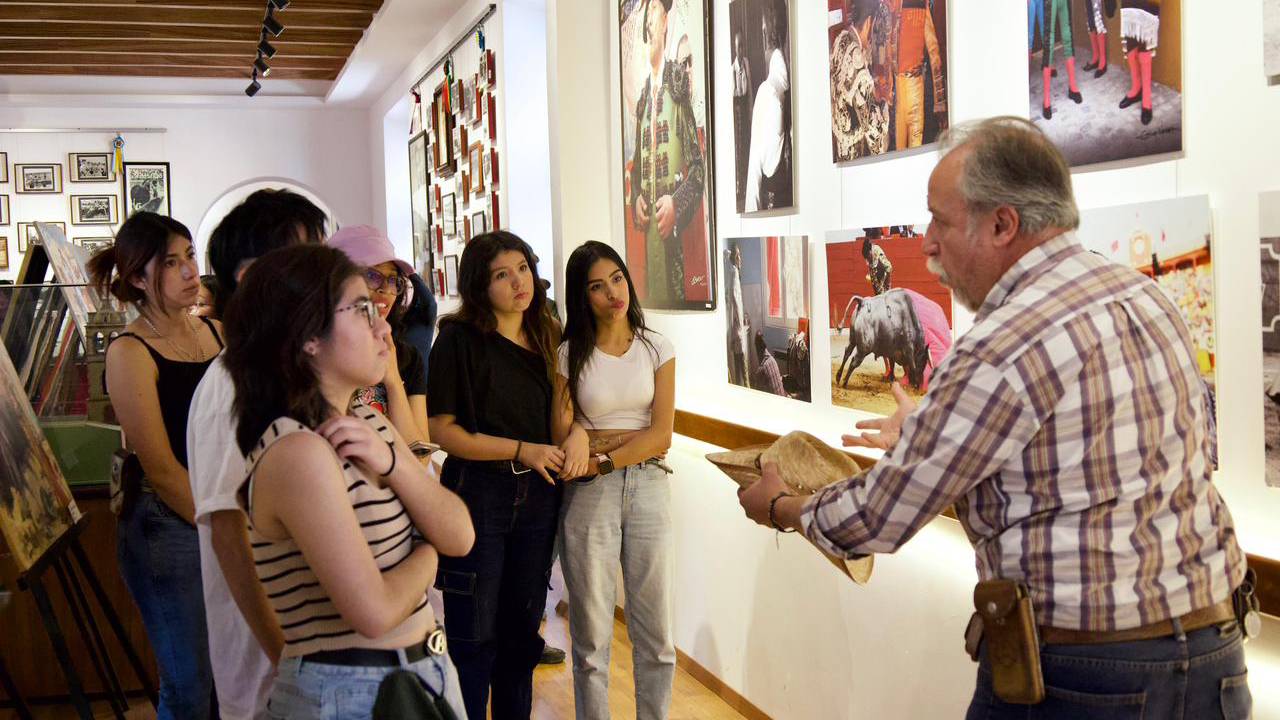 Estudiantes viven la pasión de la tauromaquia en visita académica al Museo Taurino de Huamantla