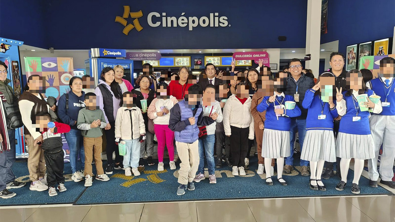 Totolac Estudiantes de la Telesecundaria José Vasconcelos disfrutan de cine gratuito