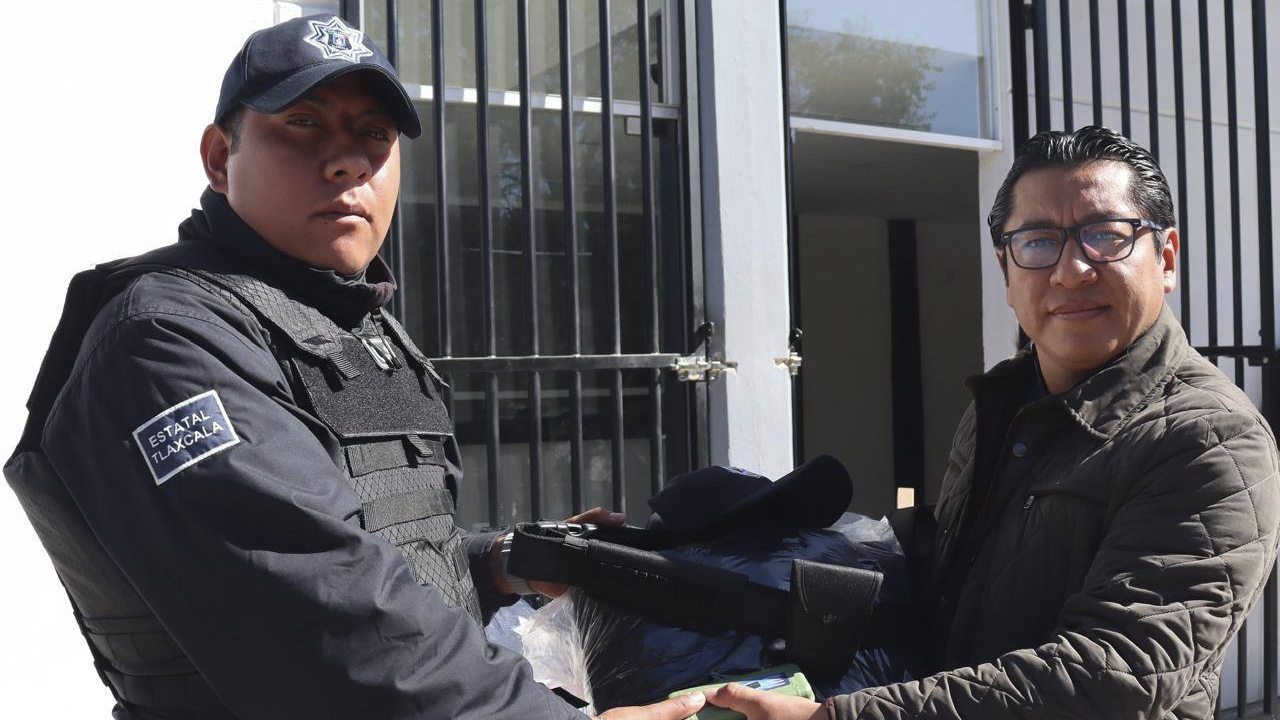Totolac fortalece su seguridad con entrega de uniformes y equipo táctico