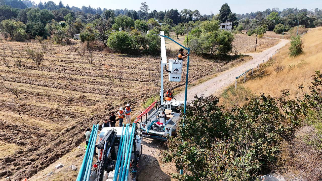 Verifica Alfonso Sánchez García instalación de luminarias en zona limítrofe entre Acuitlapilco y Metepec.