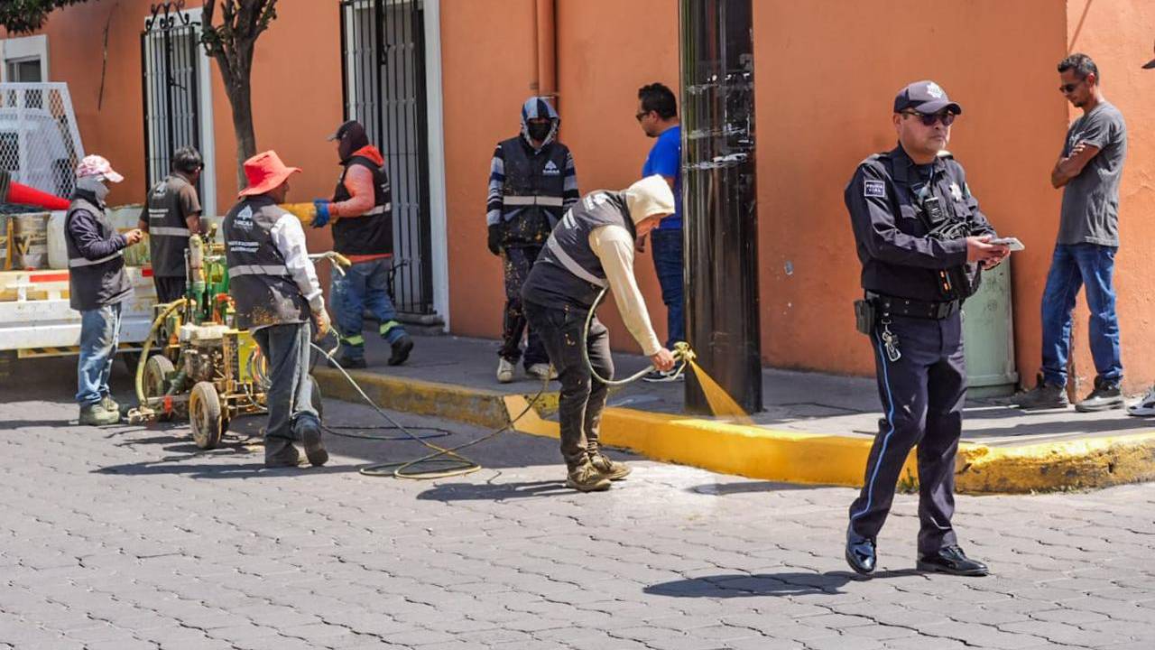 Mejora Ayuntamiento de Tlaxcala la imagen urbana de la capital con trabajos de señalización en calles del centro