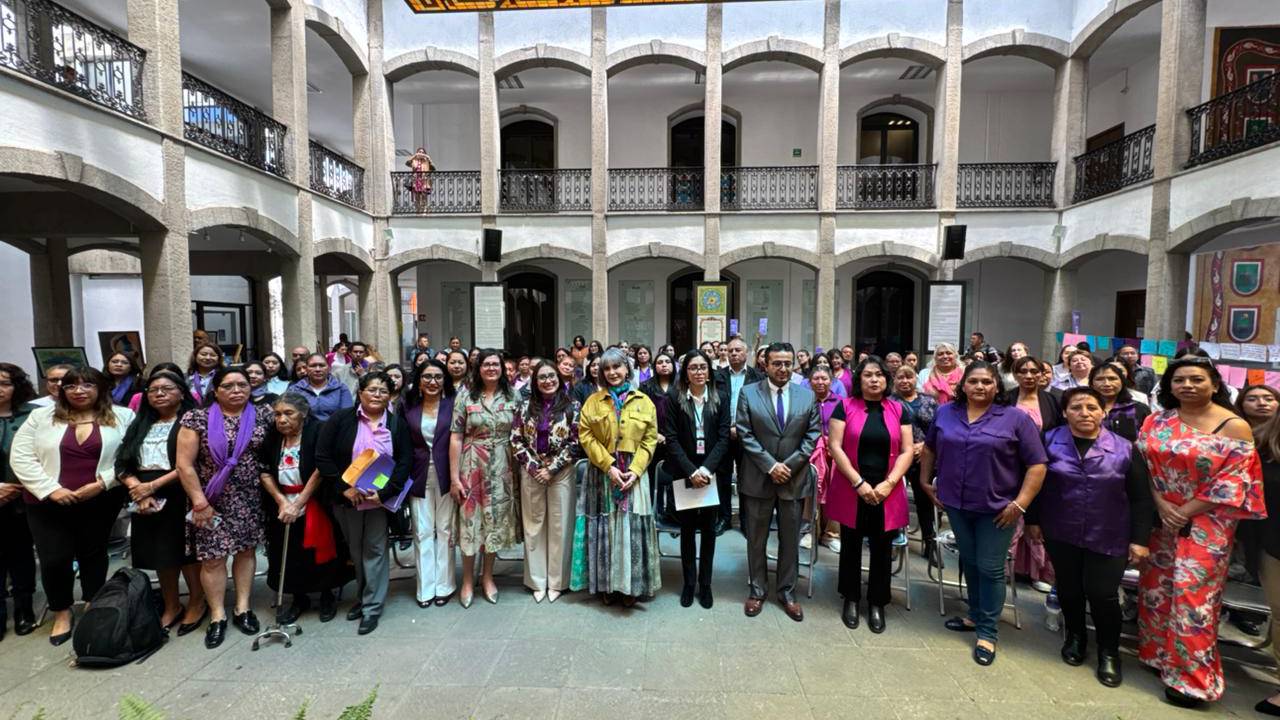 Participa Reyna Flor Báez en conversatorio sobre liderazgo digital de mujeres comunitarias