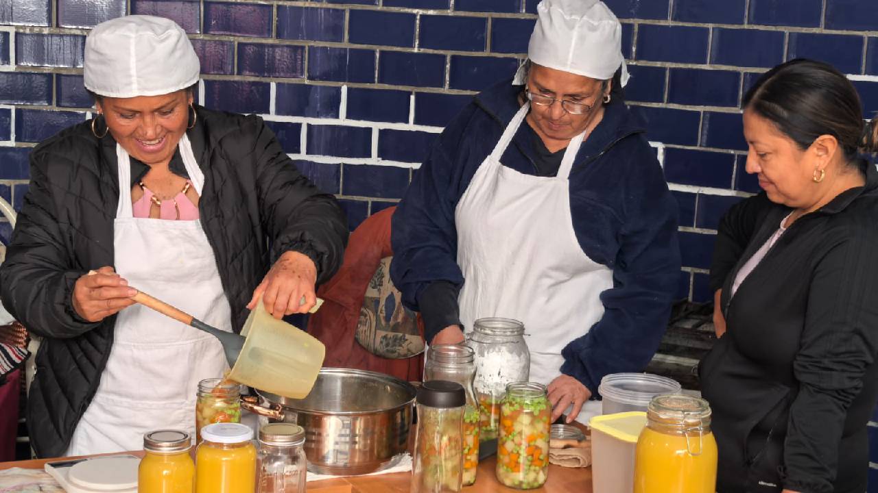 Capacita gobierno de Alfonso Sánchez García a mujeres vulnerables y fortalece su independencia económica