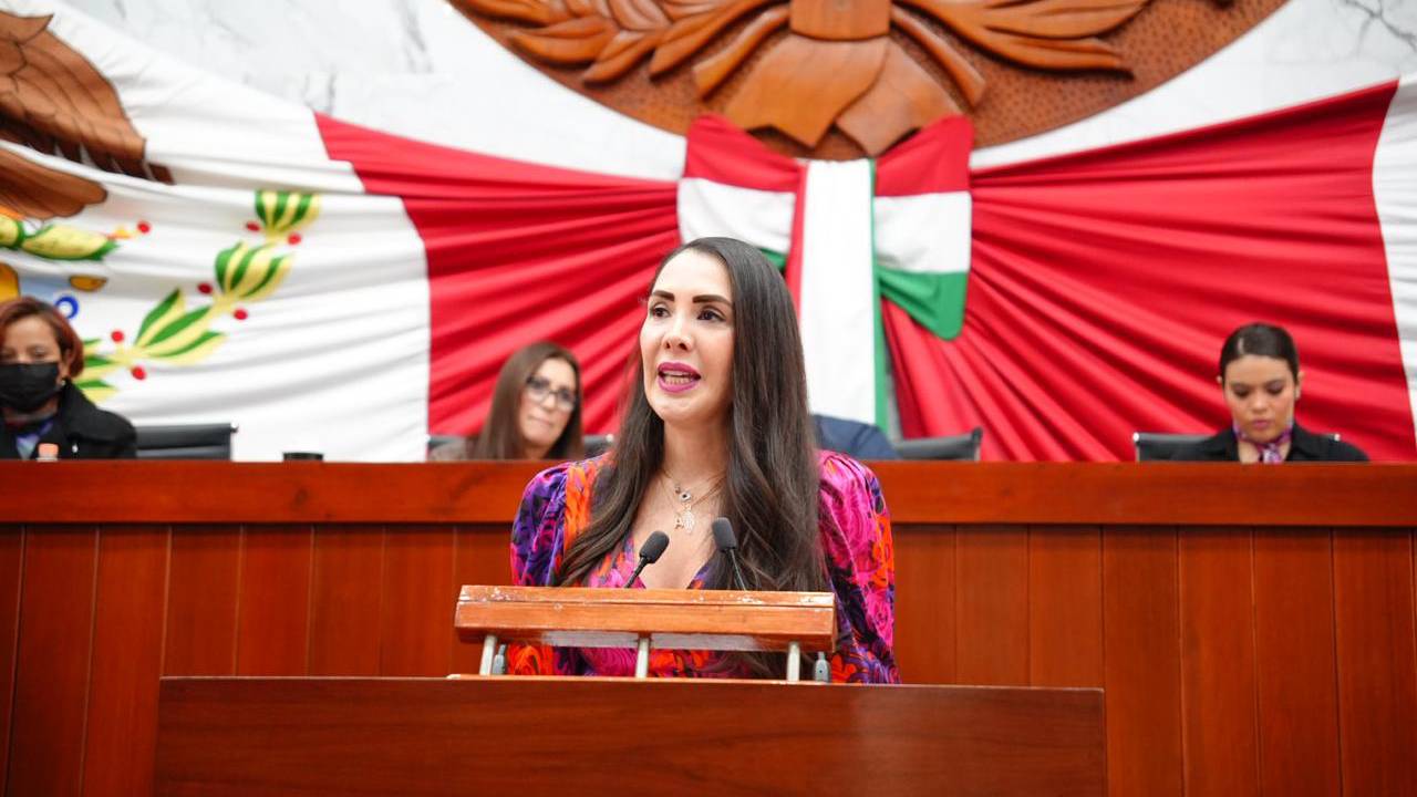 Diputada Aurora Villeda le recuerda a la panista Miriam Martínez que llegó a la curul por su marido