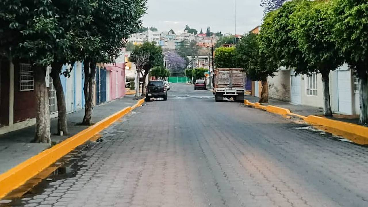 Continúan jornadas de madrugada para pintar banquetas en el centro de la capital