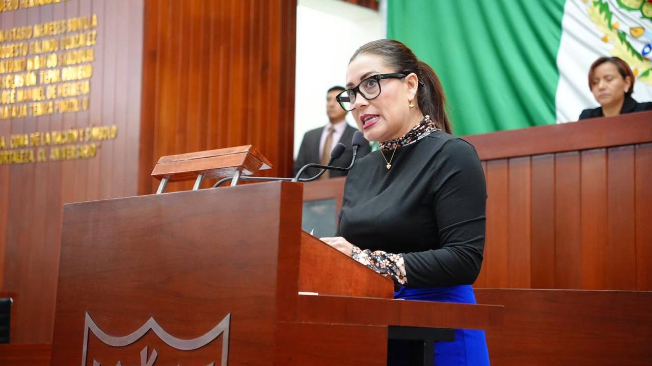 Llama Reyna Báez Lozano a reforzar medidas de prevención ante violencia en planteles educativos en Tlaxcala