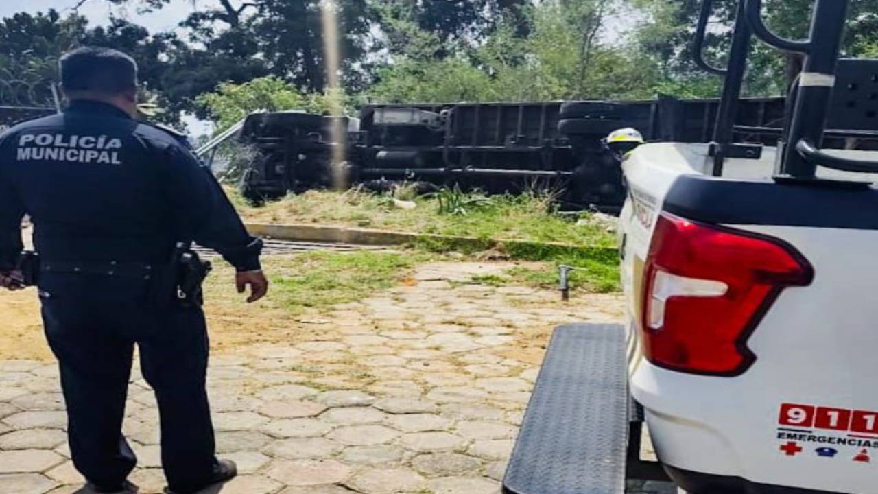 Resguarda Policía y protección civil municipal de Tlaxcala zona tras volcadura de camión