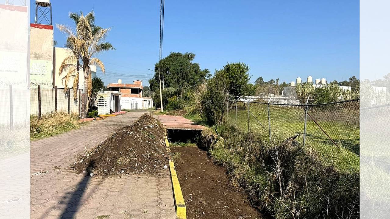 Gobierno de Alfonso Sánchez García desazolva canal en Acuitlapilco para reforzar prevención ante lluvias