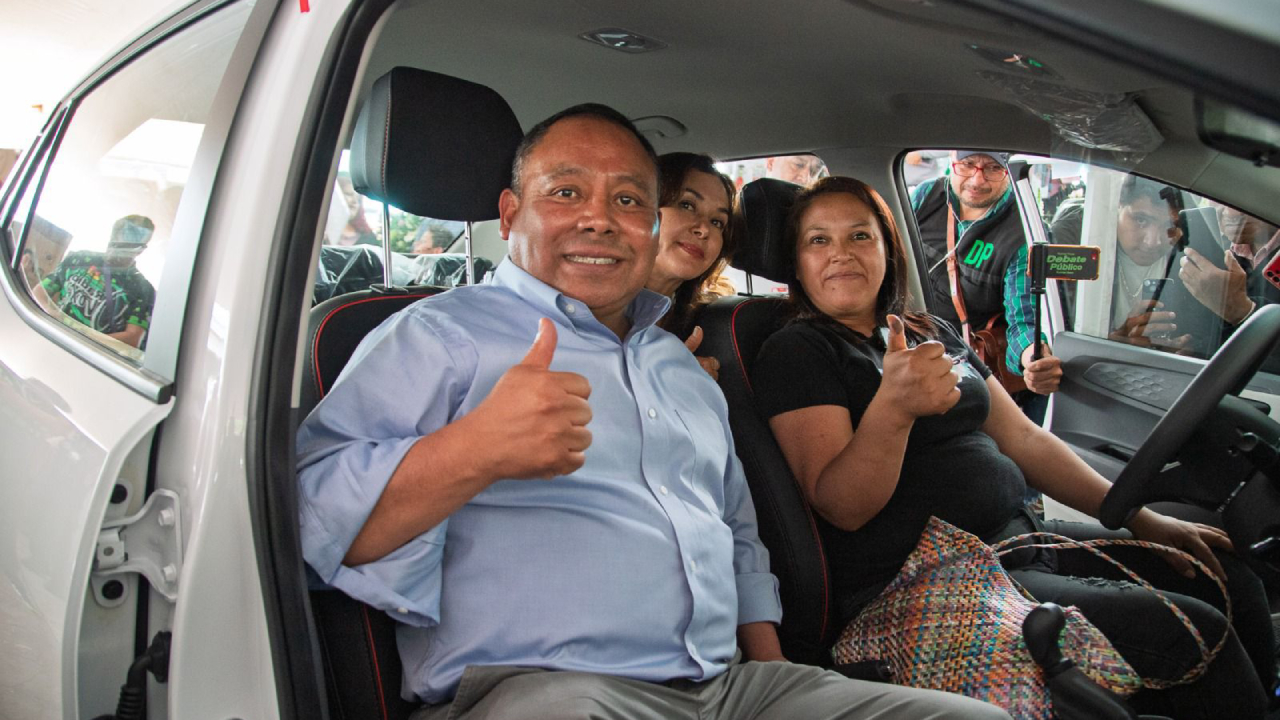 Javier Rivera lleva felicidad a las mamás apizaquenses con un auto nuevo y muchos premios más