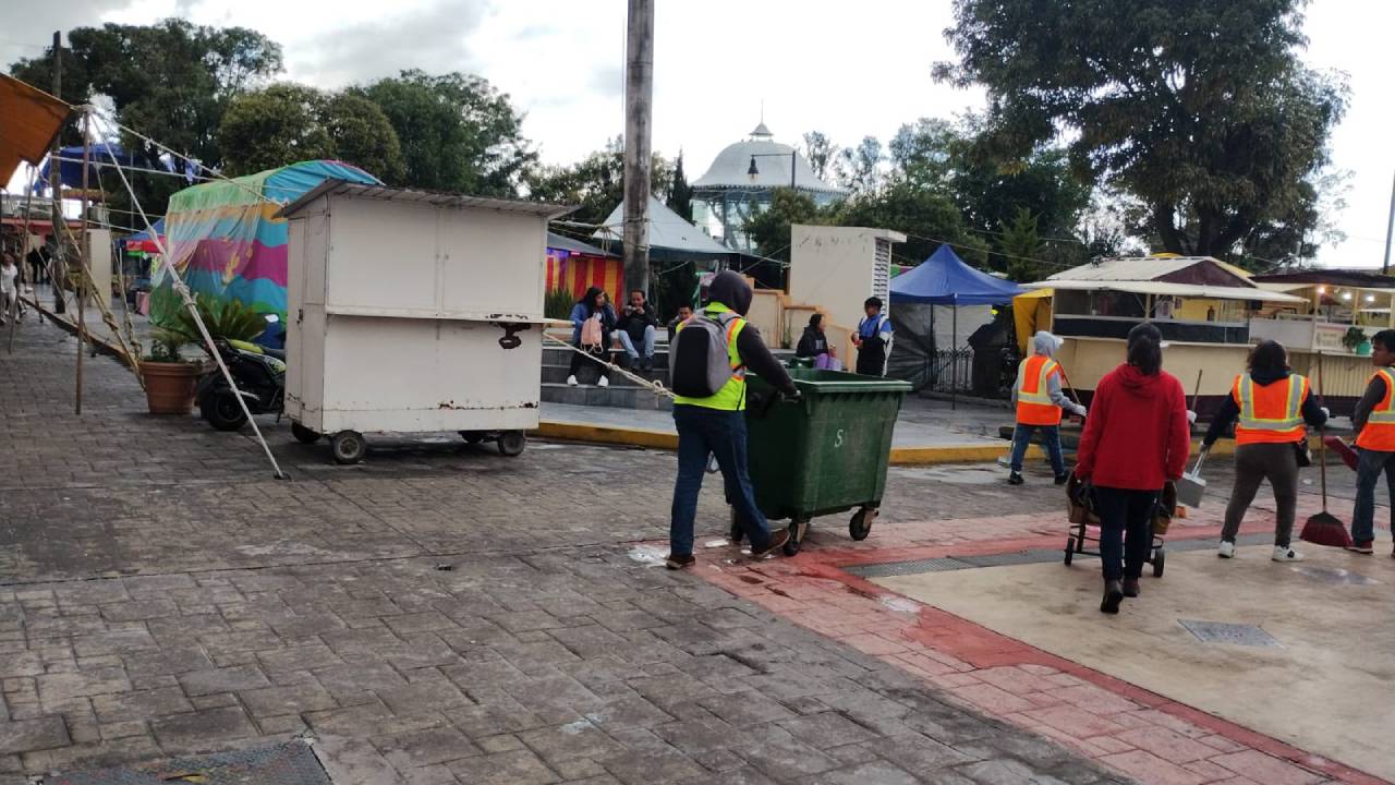 Reconoce Aline Lazo labor de brigadas que mantienen limpio a Ixtenco durante la feria
