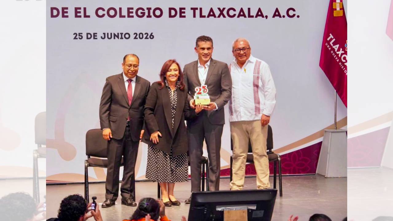 Alfonso Sánchez García recibe reconocimiento del Colegio de Tlaxcala en representación de su padre