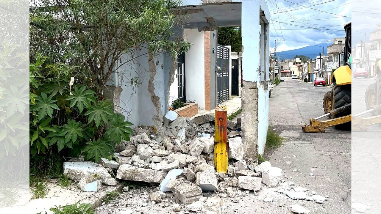 Gobierno que escucha y resuelve retira caseta en desuso que obstruía banqueta en Acuitlapilco