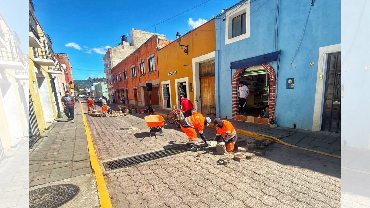 Brigadas de mas territorio mejoran la movilidad con renivelación de adoquines en el centro de Tlaxcala
