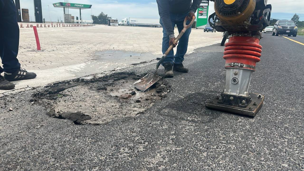 Gobierno de Ixtenco realiza trabajos de bacheo en la carretera Ixtenco-Zitlaltepec