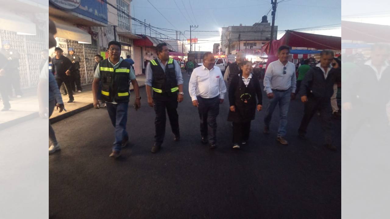 Javier Rivera Bonilla cumple su compromiso y entrega rehabilitada la explanada del Mercado 12 de Mayo