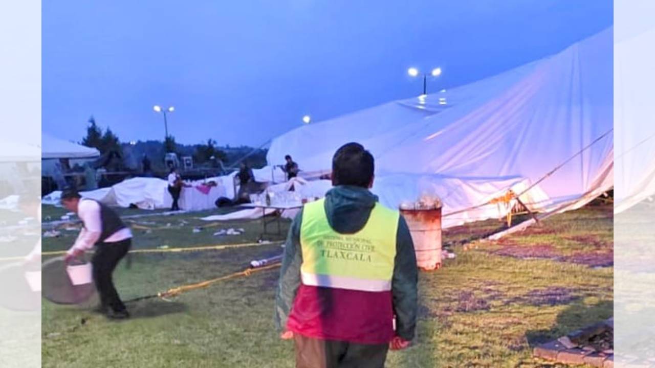 Personal de protección civil municipal atiende reporte por caída de lona en salón de eventos; No se reportan lesionados