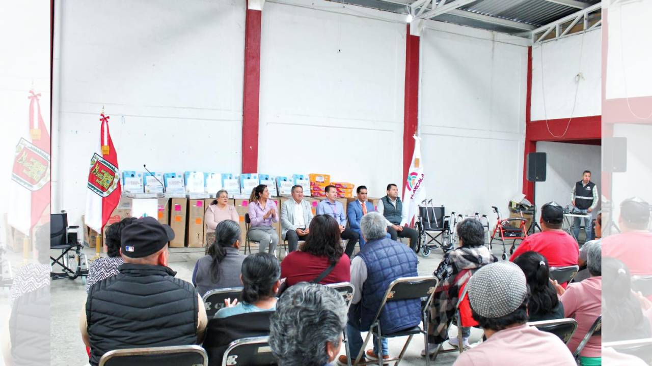 Entregan ayuntamiento de Tlaxcala y la Secretaria de Bienestar 53 apoyos funcionales a adultos mayores