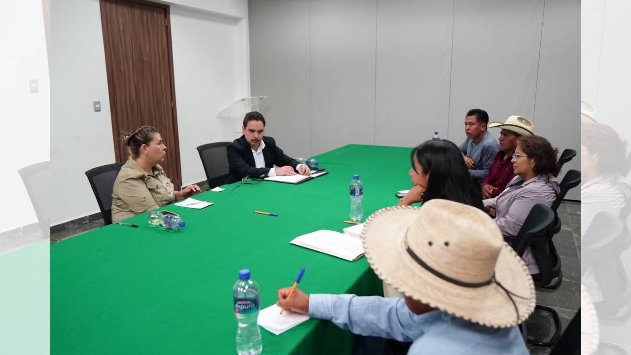 Atienden diputados a comisión de productores, ejidatarios y pobladores de Ixtenco