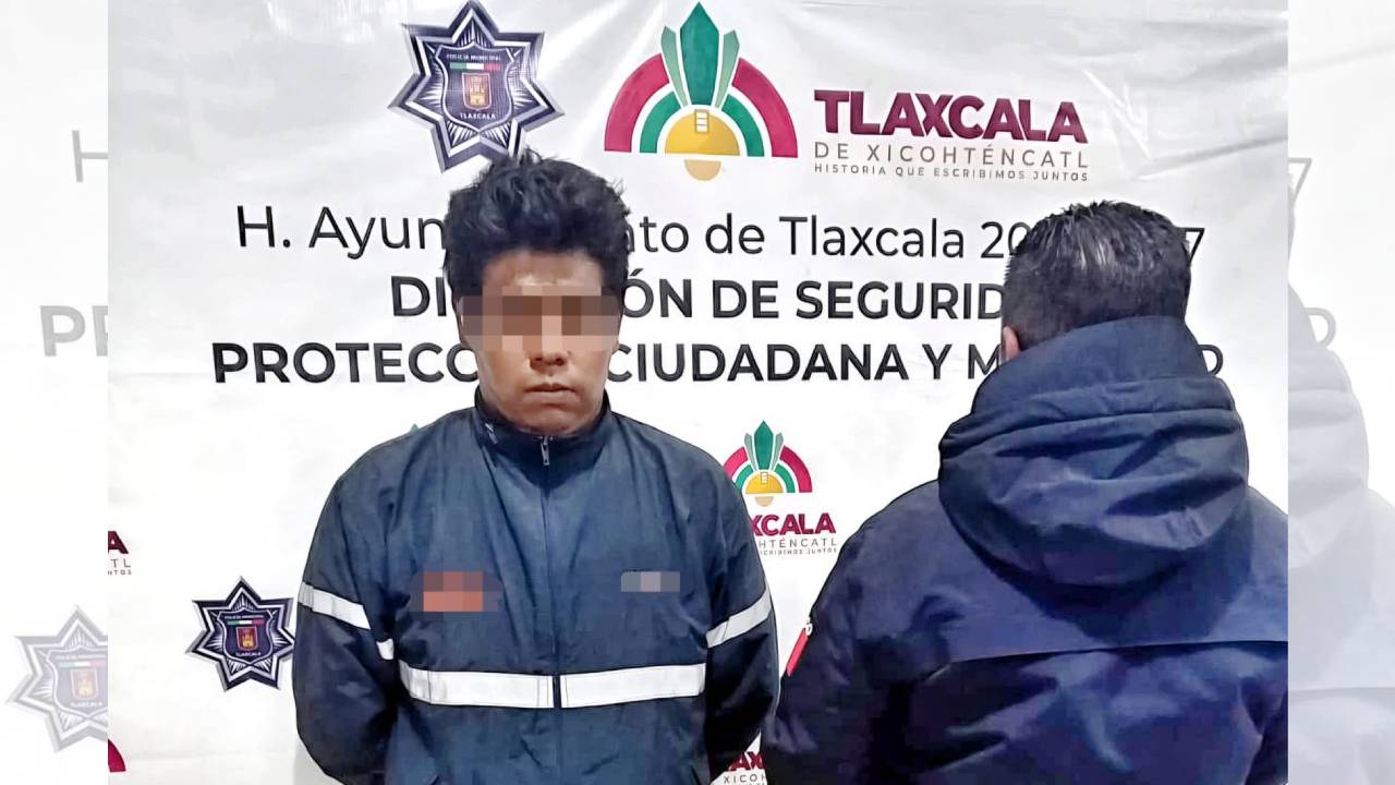 Policía municipal de Tlaxcala asegura a dos personas y recupera motocicleta con reporte de robo