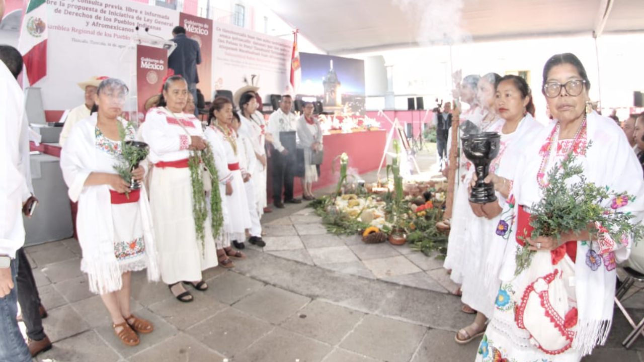 El presidente de Tlaxcala respalda la consulta nacional sobre derechos indígenas y asiste a asamblea en la capital