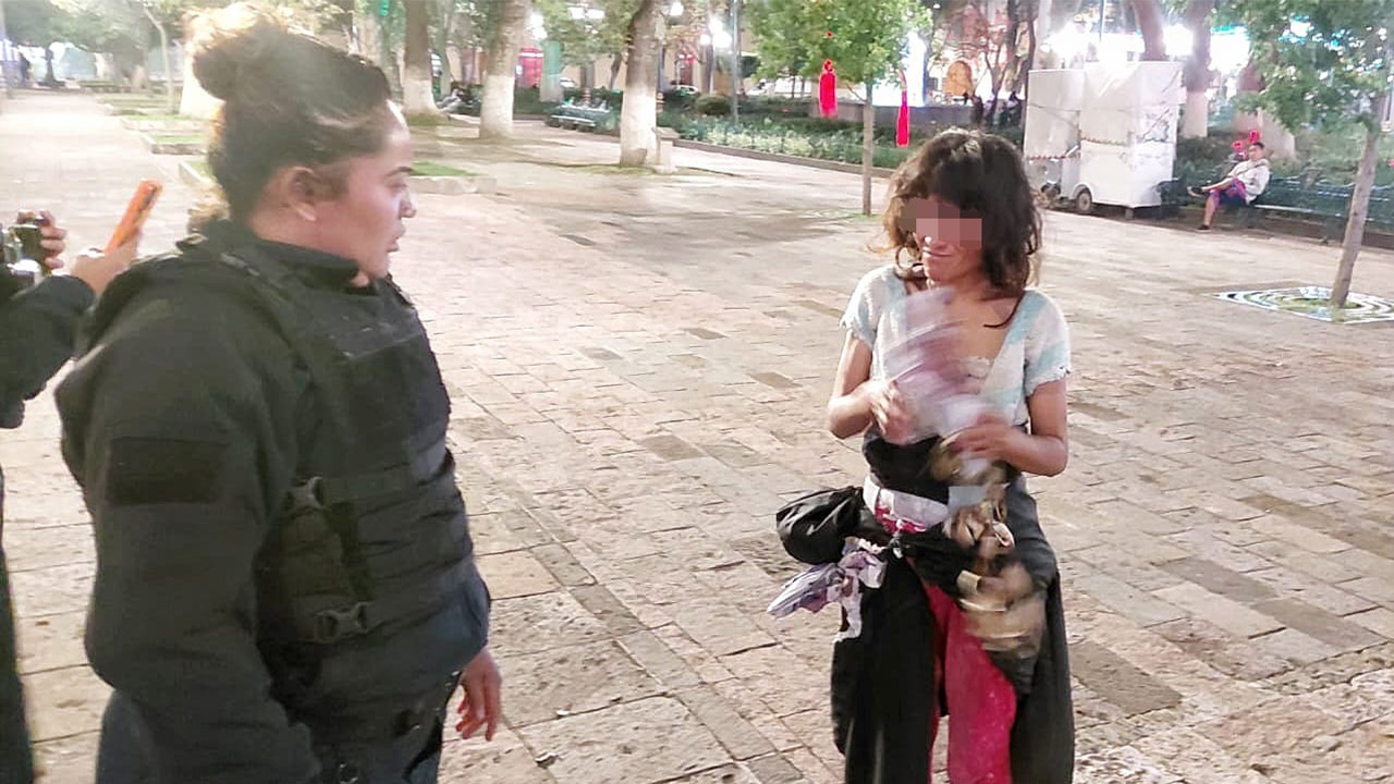 Policía municipal de Tlaxcala auxilia a mujer en situación de calle y junto con el instituto de la mujer la vincula al SEDIF