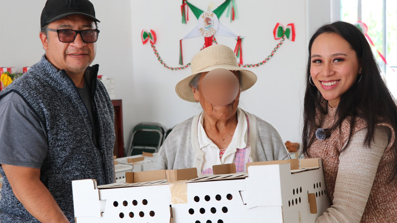 IMM y SIA concretan entrega de 123 paquetes de pollos en Ixtenco