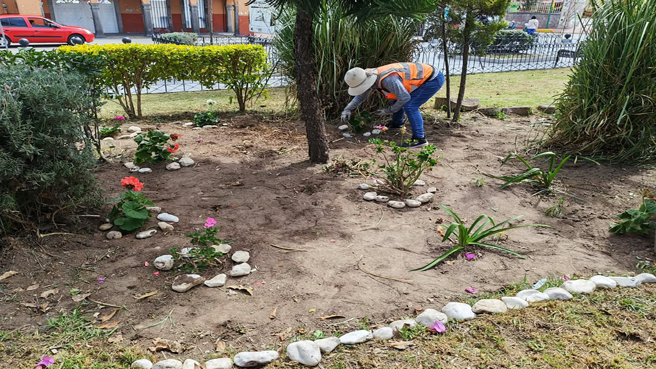Cuadrillas de Empleo Temporal avanzan en el embellecimiento del parque de Ixtenco