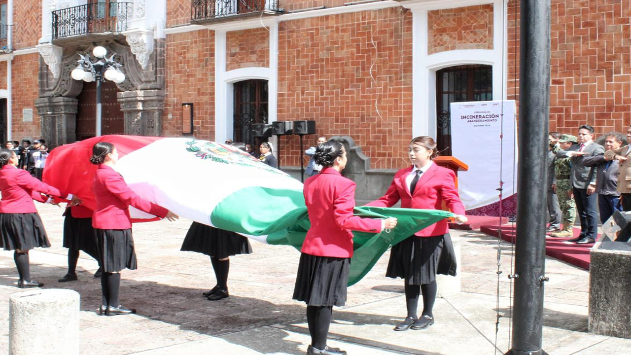 Acompaña Carlos López Suárez ceremonia de incineración y abanderamiento en la Plaza de la Constitución