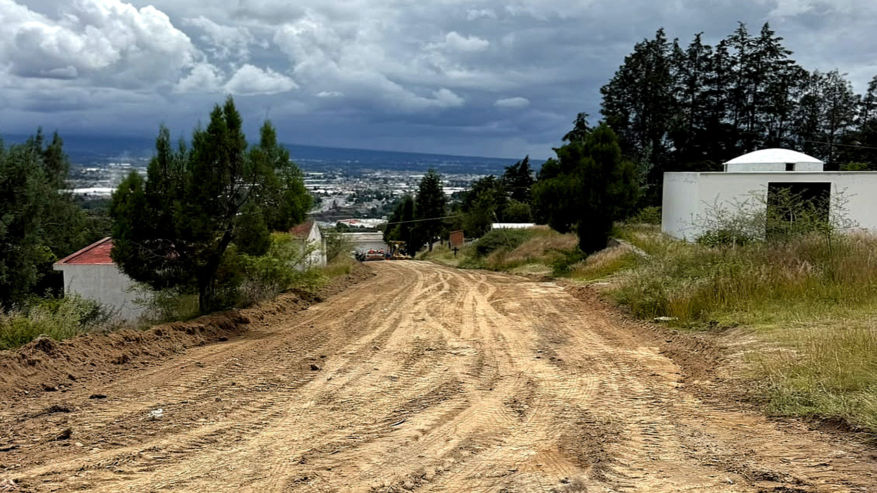 Previo al Día de Muertos, Ayuntamiento de Tlaxcala mejora caminos en Tizatlán