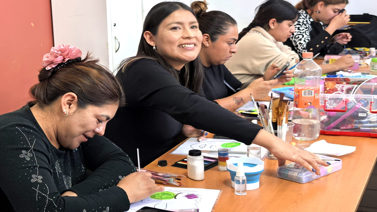 Ayuntamiento de Tlaxcala fomenta el emprendimiento de mujeres con curso gratuito de maquillaje artístico