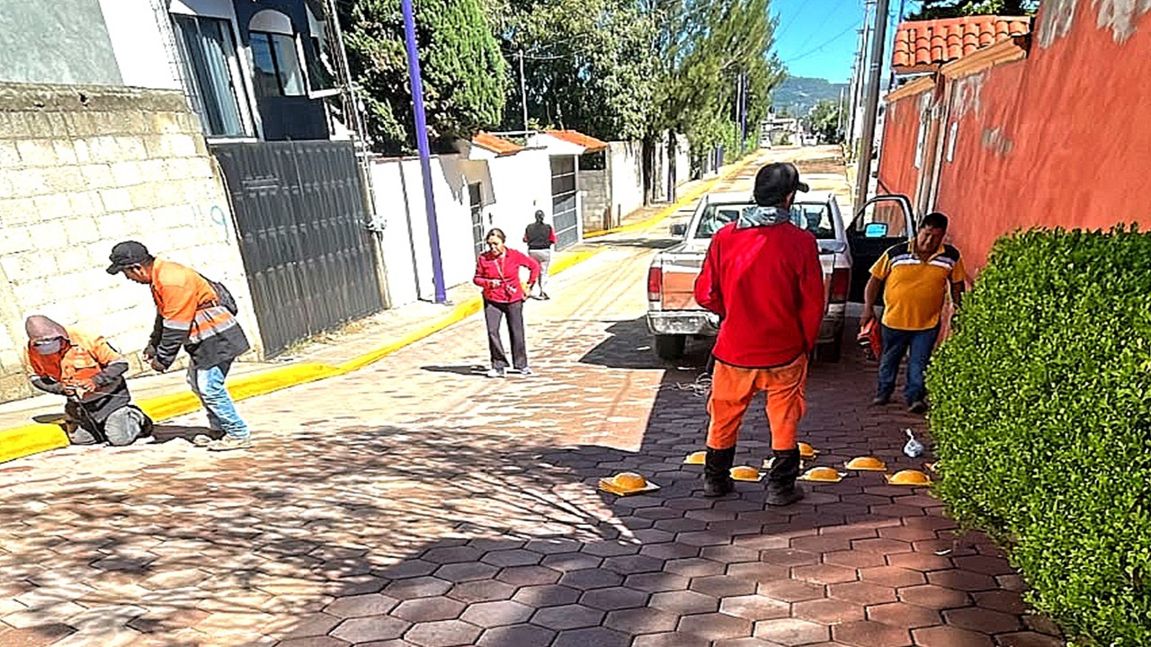 Atiende Ayuntamiento de Tlaxcala solicitud ciudadana con colocación de boyas viales en Las Ánimas