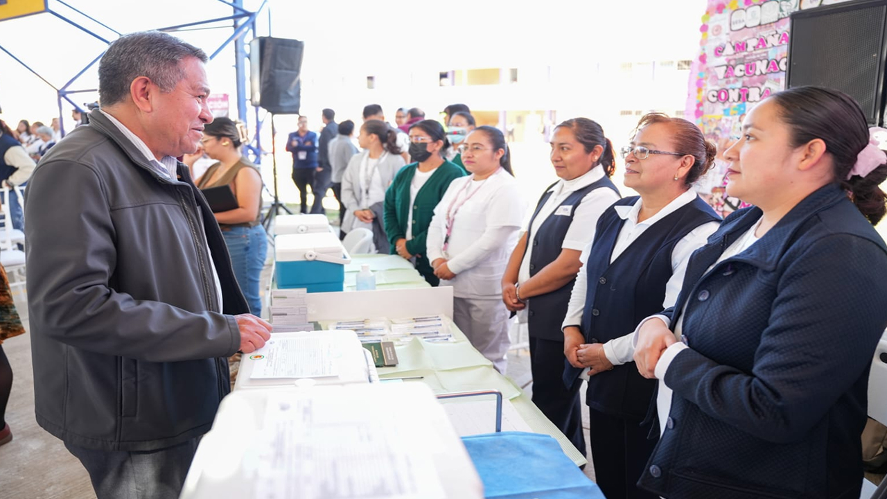 Asiste alcalde de Tlaxcala Carlos López Suárez al arranque de la campaña de vacunación de temporada invernal y contra el VPH en Tlaxcala